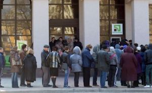 В Харькове ажиотаж у банкоматов Приватбанка, а супермаркеты не принимают к оплате карточки