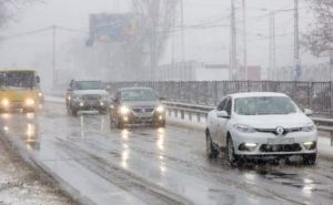 Водителей предупреждают о гололеде на дорогах и снеге с дождем 25-27 декабря