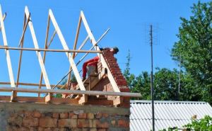 Почти 1900 жителей Луганска получили стройматериалы для восстановления домов