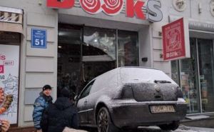 В Харькове автомобиль въехал в книжный магазин