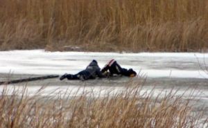 В Старобельске спасли мужчину, который пытался пройтись по замерзшей реке (фото)