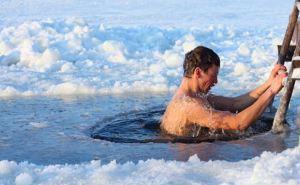 В Свердловске медики призывают не купаться в прорубях на Крещение