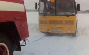 В Харьковской области в снегу застряли два школьных автобуса