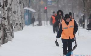 В Луганске коммунальщики борются со снегом и гололедицей