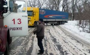 В Луганской области спасатели достали из снежных заносов 7 автомобилей (фото)