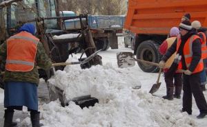 В Луганске коммунальщики борются с гололедицей
