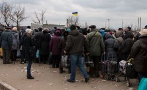 Очереди на Станицу Луганскую со стороны ЛНР достигают нескольких сотен человек. — Очевидцы