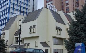 В Луганском театре кукол сменили вывеску на крыше здания (фото)