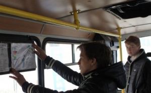 В маршрутках Луганска расклеили 300 рисунков о правилах дорожного движения