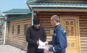 Спасатели Луганской области проводят профилактическую работу в храмах (фото)