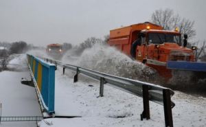 В Харьковской области убирают снег 150 единиц техники и 350 рабочих
