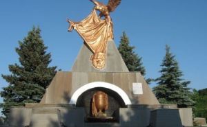 В Луганске коммунальщики завершают благоустройство памятников