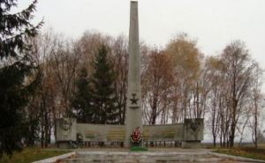 Под Харьковом осквернили нацистским символом памятник жертвам войны