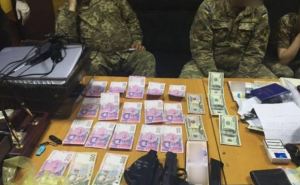 В Харьковской области военком попался на взятке в $1000