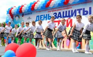 В Луганске отметили День защиты детей (видео)