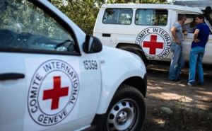 Красный Крест отправил на Донбасс 12 грузовиков с гуманитарной помощью