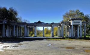В Луганске продолжают восстанавливать арку в парке Горького