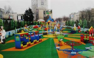 В центре Луганска начали работы по установке детской площадки вместо фонтана