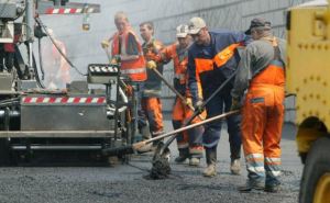 В Луганске за неделю отремонтировали 2,5 тыс. квадратных метров дорог