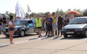 В Луганске прошли автомобильные соревнования по дрэг-рейсингу (видео)