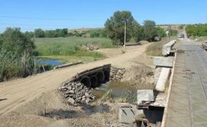 Вблизи прифронтового села Троицкое восстанавливают разрушенный мост
