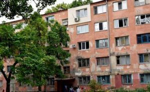 Переселенцев из Донбасса расселили в аварийном общежитии в Херсоне (фото)