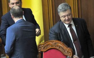 Большинство украинцев не одобряют работу Порошенко, Гройсмана и Парубия. — Опрос