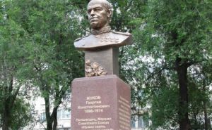 В Луганске будут судить трех человек за осквернение памятника Жукову