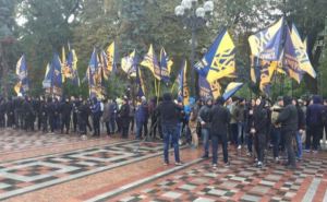 Правый сектор протестует под Радой против закона Порошенко о Донбассе (фото)
