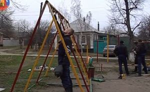 Как в Луганске восстанавливают детские площадки (видео)