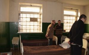 В самопровозглашенной ЛНР показали, в каких условиях содержат военнопленных (фото)