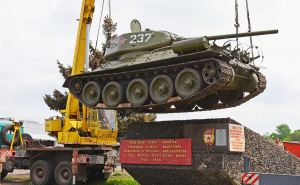 В Луганске начинают демонтаж памятников с военной техникой