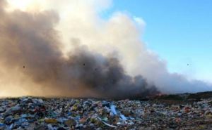 Пятые сутки под Луганском горит полигон твердых бытовых отходов