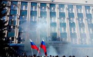 В Луганске прошел митинг посвященный захвату здания СБУ в 2014 году
