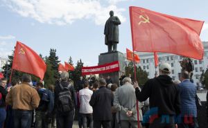В Луганске прошла акция у памятника Ленину. ФОТО