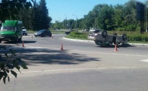 В Луганске в ДТП с участием маршрутки перевернулся автомобиль. ФОТО