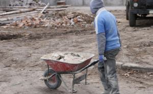 Чиновники помогли украсть более 700 тысяч гривен при капитальном ремонте школы в Луганской области
