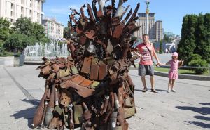 На Майдане в Киеве установили Железный трон сделанный из осколков снарядов АТО. ФОТО