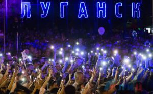Более 18 тысяч луганчан пришли посмотреть на салют в честь Дня Города. Видео. ФОТО