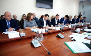 Губернатор Луганщины впервые встретился с нардепами от Луганской области