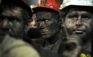 Бастующие шахтёры Луганщины завтра на карточки получат долги по зарплате