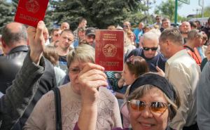 В Луганске заявили, что почти 50 тысяч жителей получили паспорта РФ