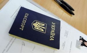 Обмен украинского паспорта и вклеивание фото: Как проходит идентификация жителей Луганска