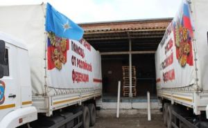 В Луганске разгружаются восемь грузовиков из 94-го гумкомвоя МЧС РФ