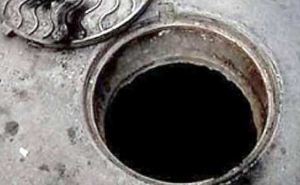 В Луганске подросток упал в канализационный люк и час простоял по грудь в сточных водах
