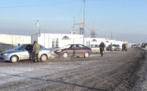 За прошедшие сутки увеличился пассажиропоток на КПВВ в Донбассе, но машин стало меньше