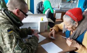 Военные медики помогают мирным жителям на Луганщине