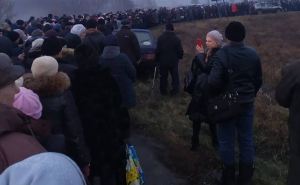 Вчера, из-за испытаний на прочность моста у Станицы Луганской, на КПВВ скопились огромные очереди. ФОТО