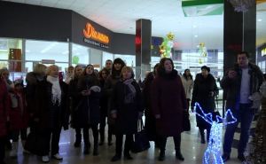 Рождественский флешмоб устроили в торговом центре в Северодонецке. ВИДЕО