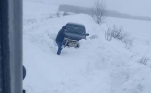За сутки из снежных заносов извлекли 17 автомобилей, в которых было 35 человек
